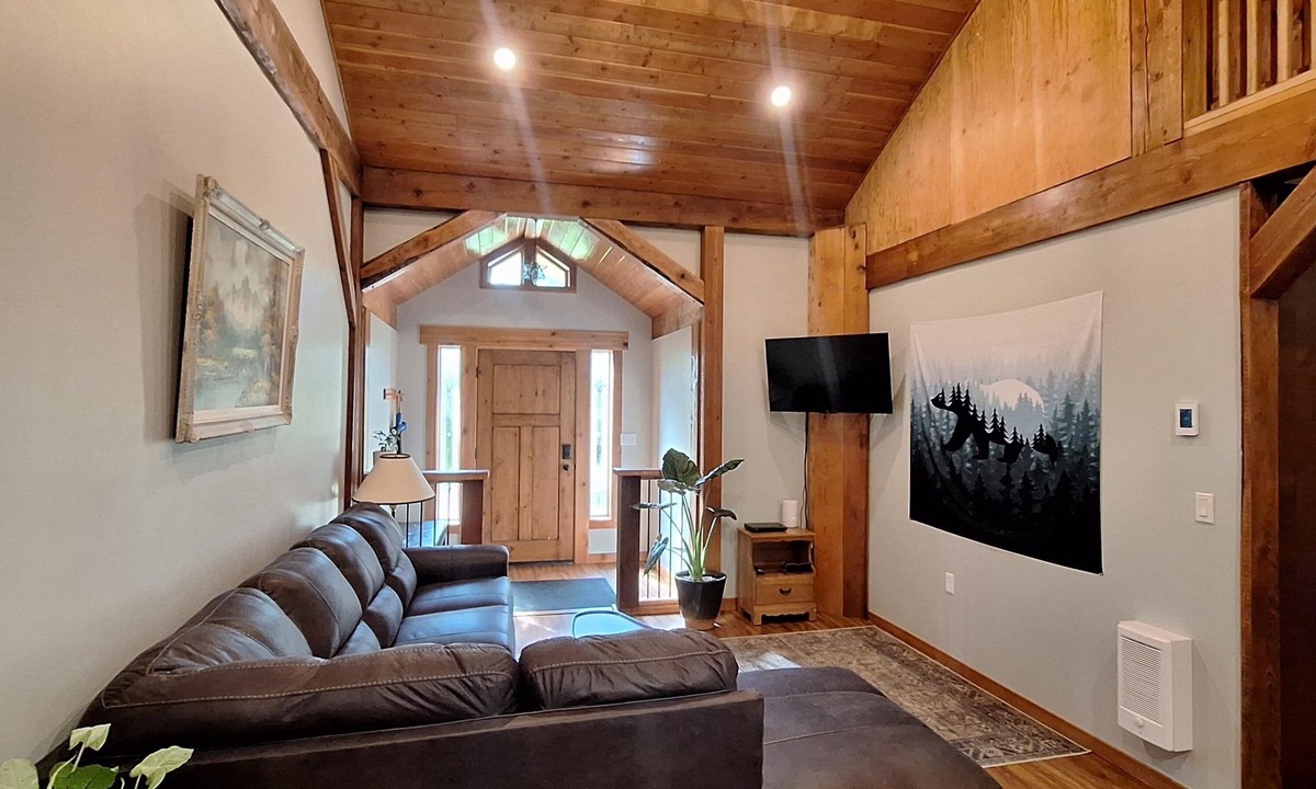 Nelson House | 1 bdrm, 2 bed in a house to yourself mins from sandy beaches, trails and Nelson!