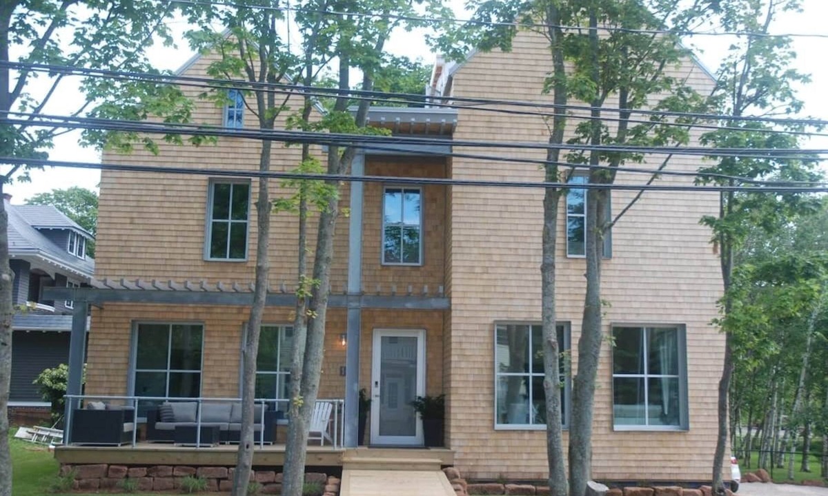 Queens Square Condo | 1 Brighton modern in downtown's historic district