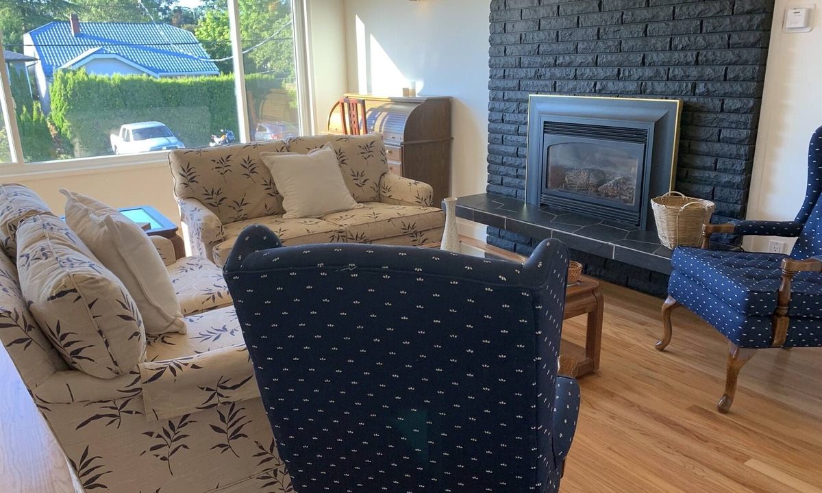 Saanich East House | #116 Darwin Ave - 3 Bedroom Comfy House