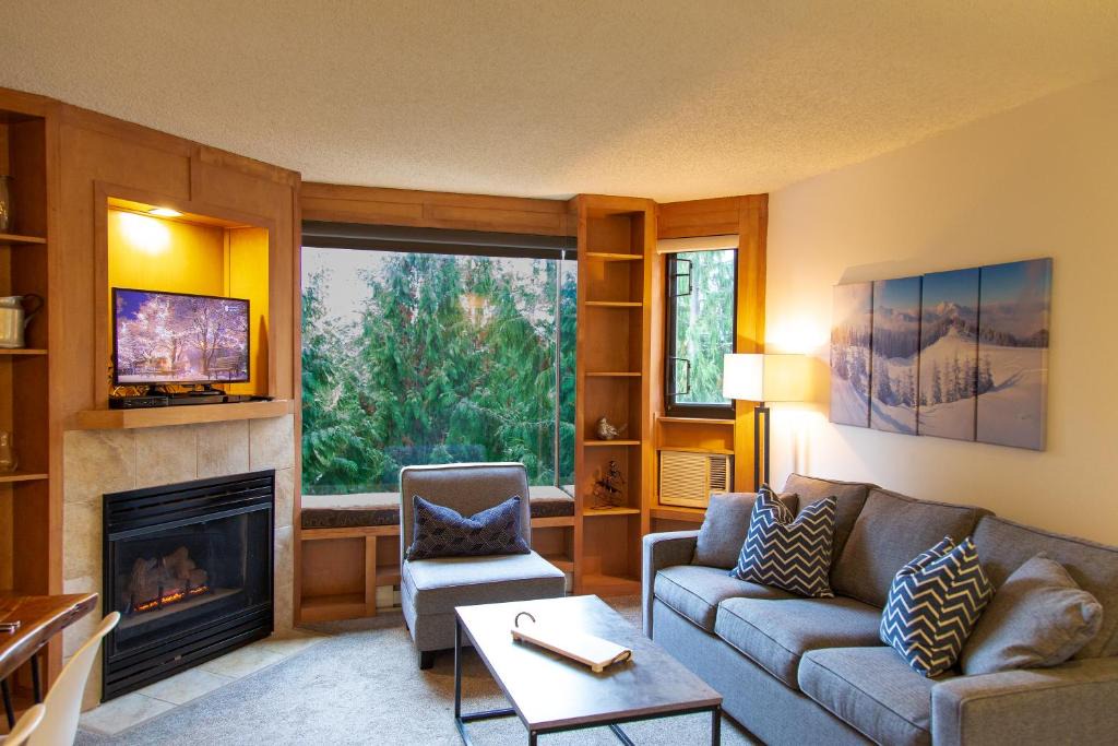 Upper Village Apartment | 1BR next to slopes on Blackcomb w pool & hot tub