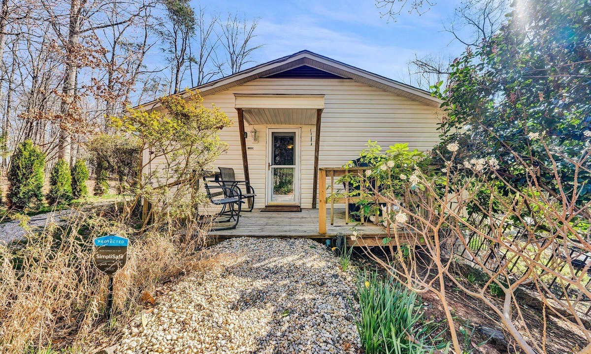 North Shore Apartment | 1BR PrivateBayview Cottage on SML- Westlake R26'ish. Sleeps 2 max