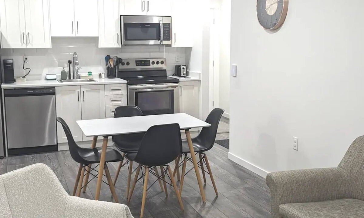 Willoughby House | 2 bed Modern Suite near Langley Events Centre