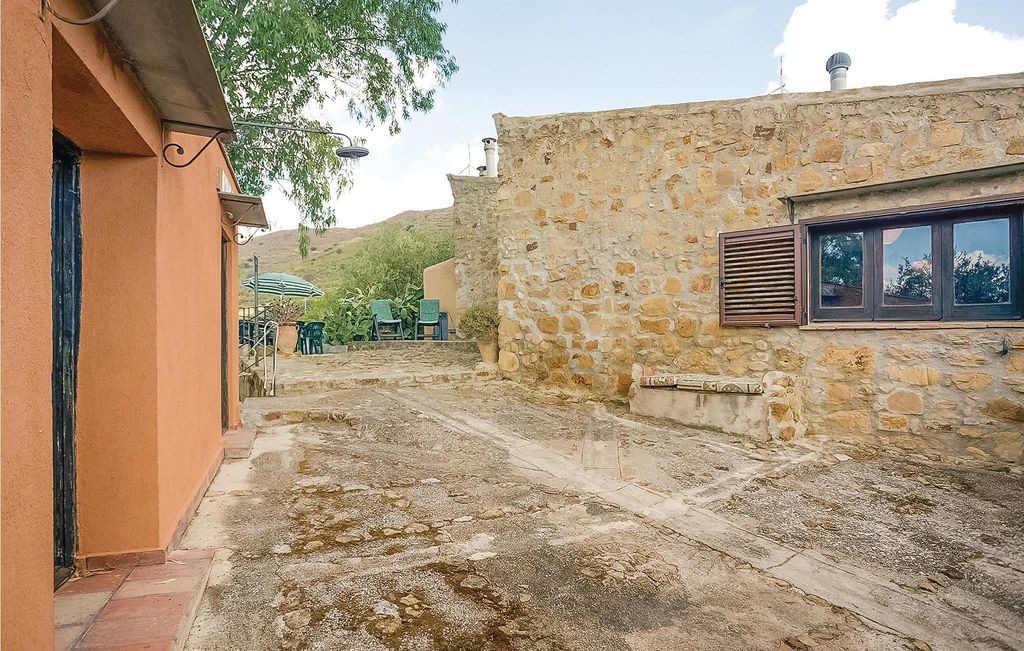 Caccamo House | 2 bedroom accommodation in Caccamo (PA)