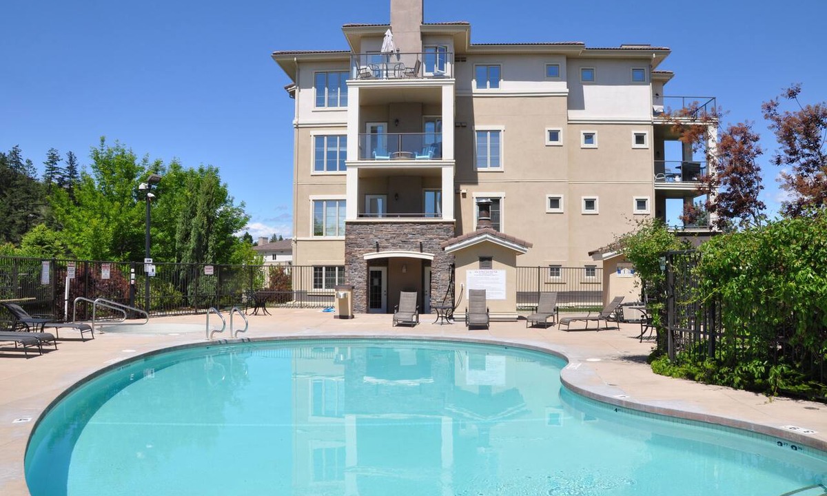 Quail Ridge Condo | 2 Bedroom Resort Condo w/Outdoor Pool - Top Floor!