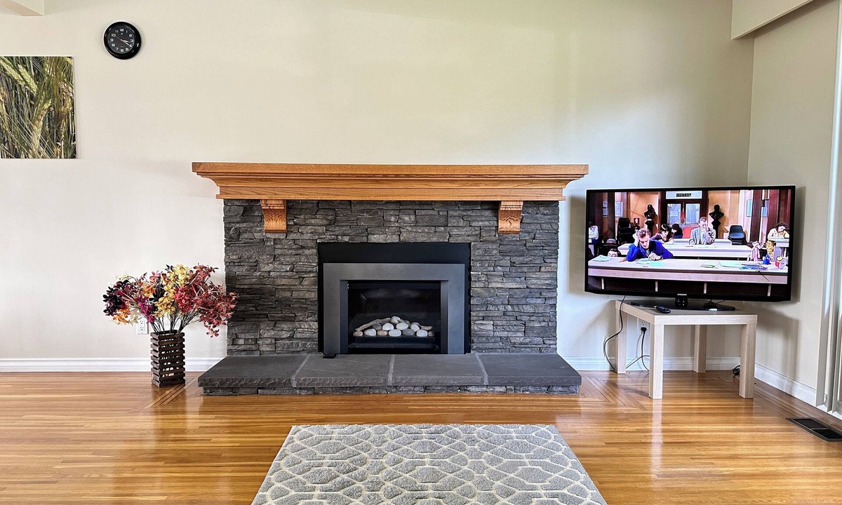Coquitlam House | 2 Bedroom upper floor suite with Garden view & A/C Closed to SFU