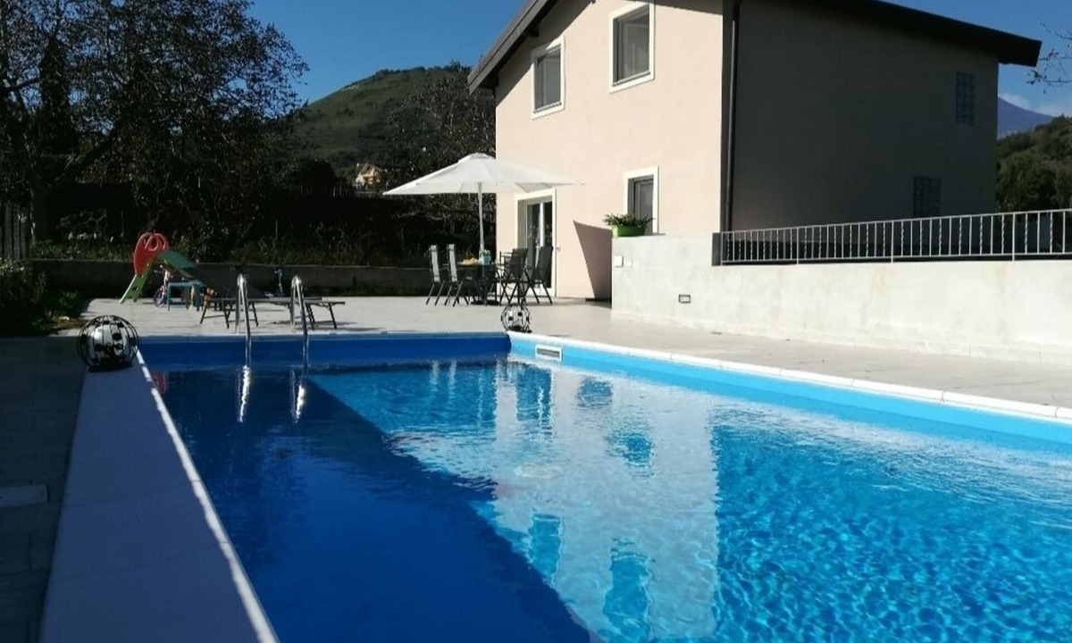 Viagrande Villa | 2 Bedroom Villa in Monterosso
