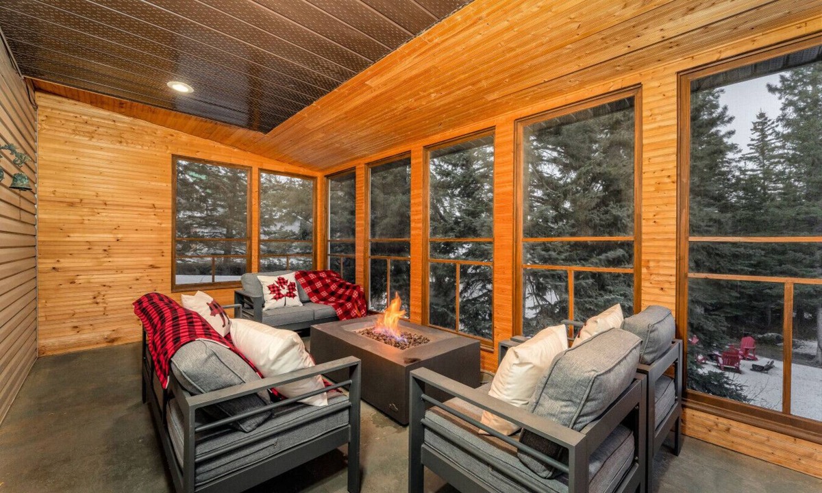 Jasper East House | 2-Minute DRIVE to Jasper National Park | 5 Bedrooms/4 Bathrooms & 8 Beds