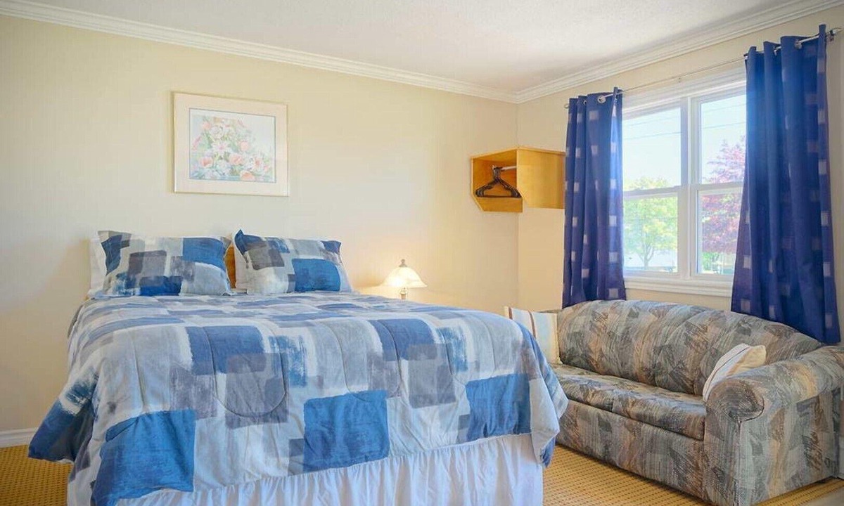 Summerside Apartment | (2) Private Queen Suite at Green Acres Summerside