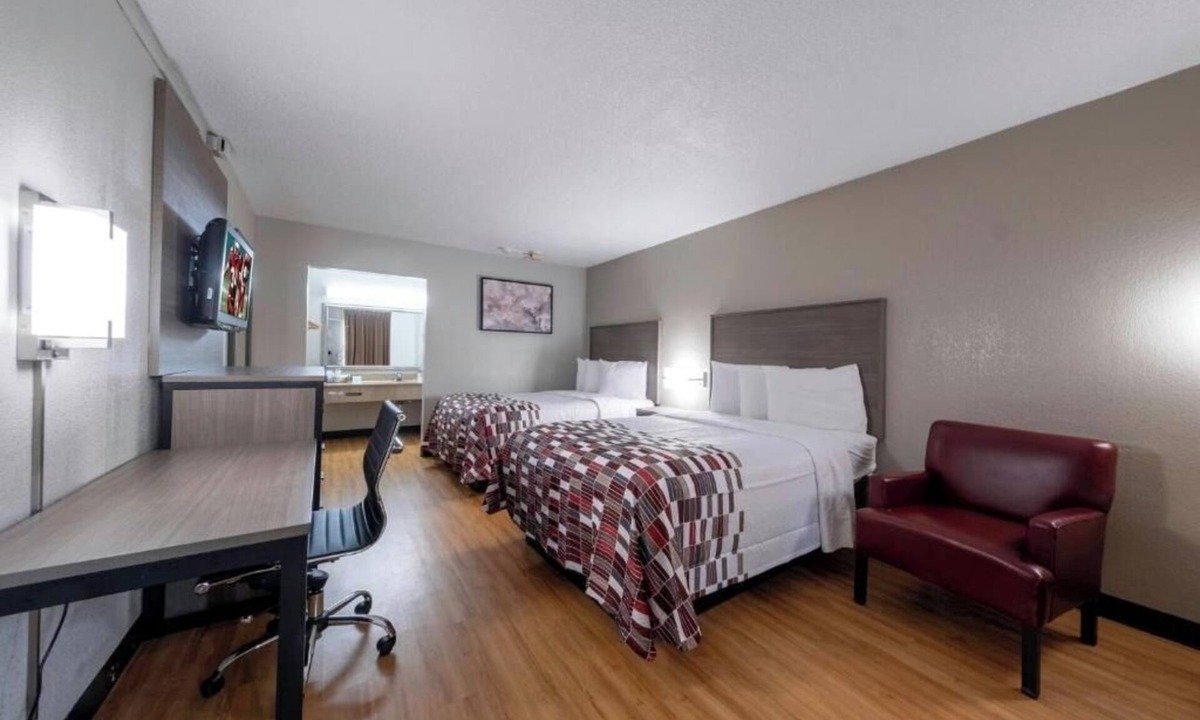 Charlottesville Hotel | 2 Relaxing Rooms —Convenient Location Close to Dining and Attractions