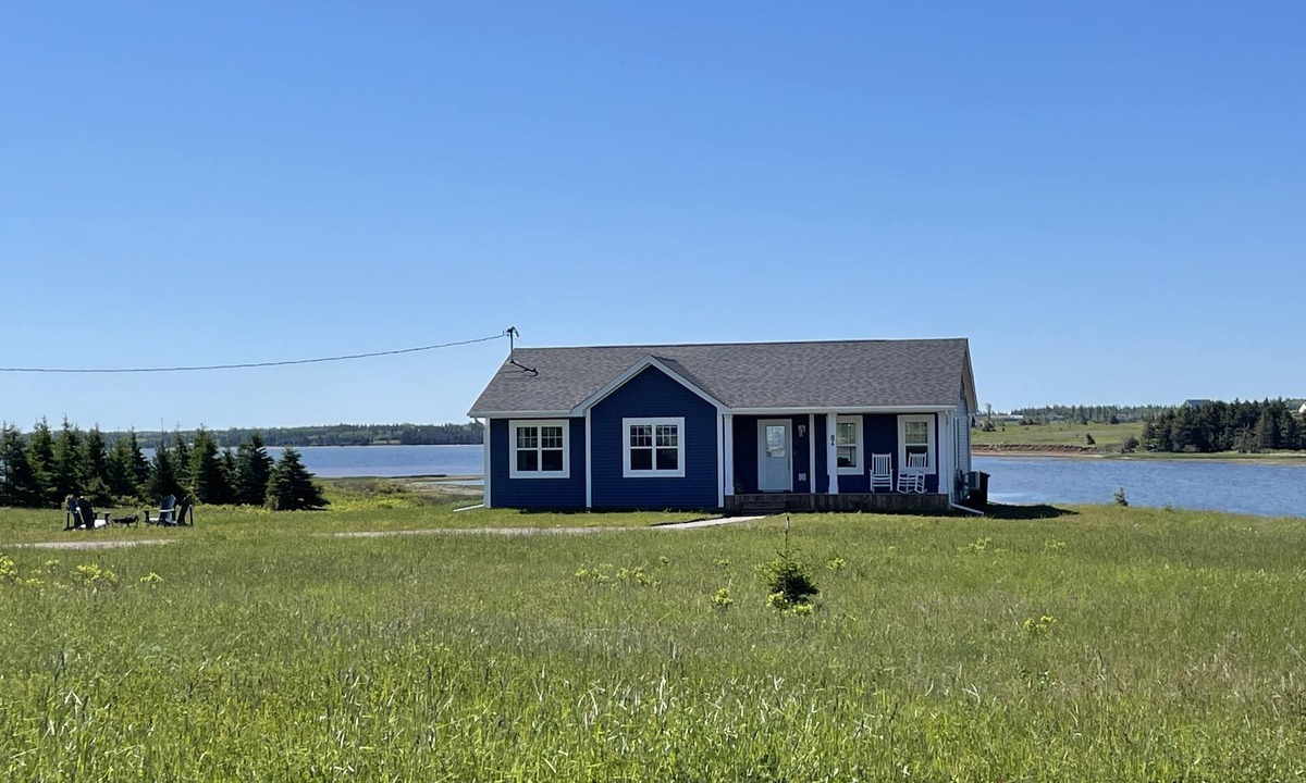 Anglo Rustico Cottage | 20% off August dates - Only a 5 Minute Walk From Beautiful North Shore Beach