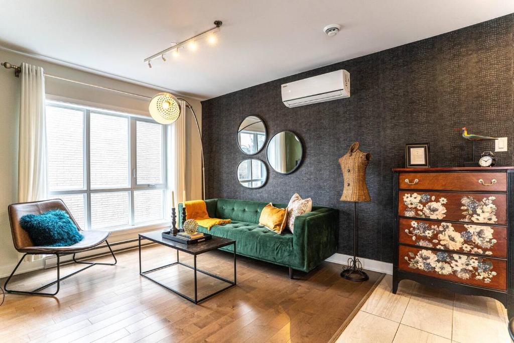 Cote-Des-Neiges—Notre-Dame-De-Grace Apartment | 201 - Comfy Spacious 2BR Apt with Gym, Parking, DT&Airport