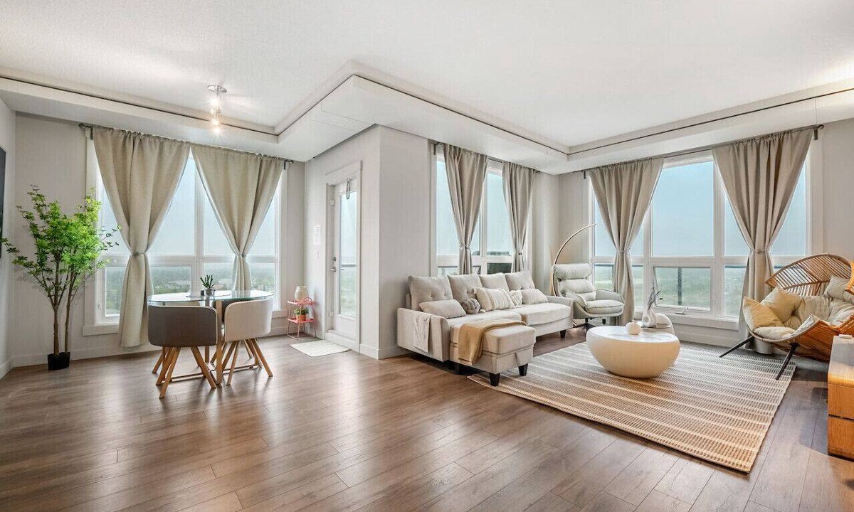 Haysboro Apartment | 21st-Floor Penthouse City & Mountain Views