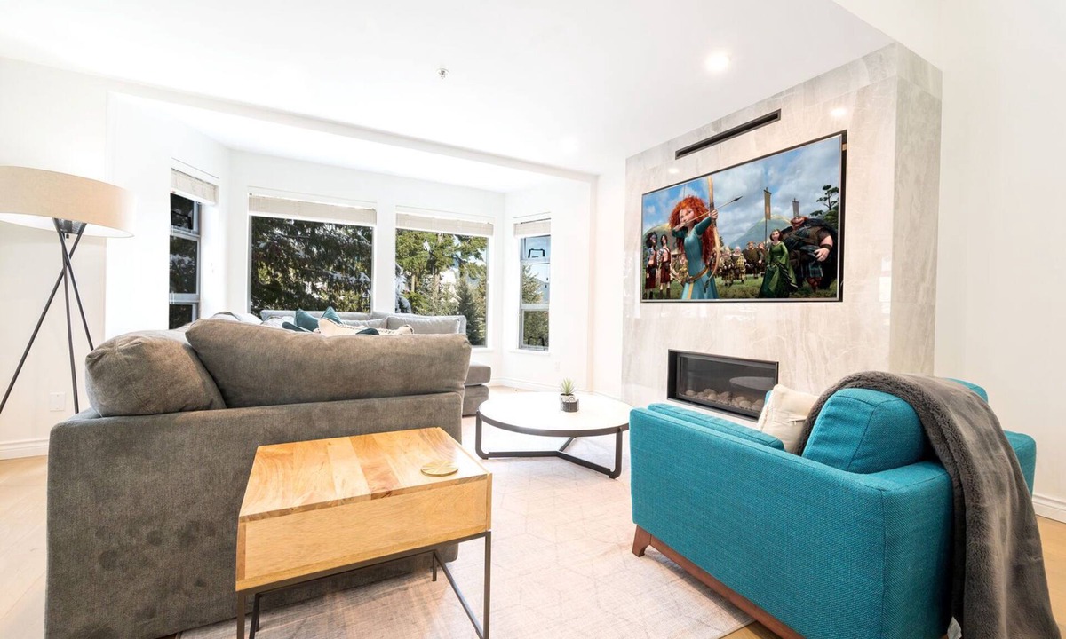 Blueberry Hill Condo | 2BR+Loft | Modern & Spacious | Hot Tub & Sauna | Private Balcony | Fireplace