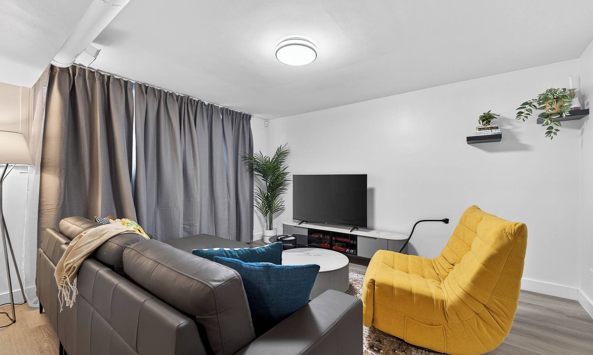 Rosslyn House | 2BR | Warm | King Bed | Downtown | Expo Centre | Roger's Place