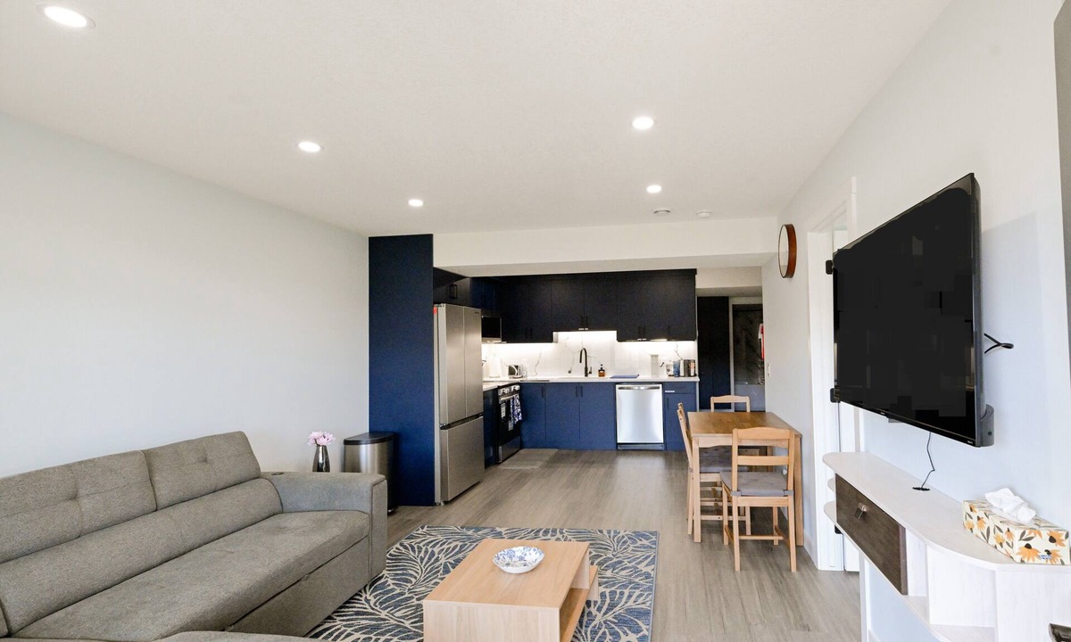 Northwest Calgary House | 3-Beds (sleeps 6), 2-Baths, Full Kitchen+PrivateEntrance, Ravine View