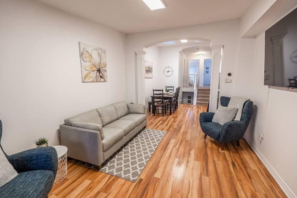 Cornwall House | 3BR+WiFi+Kitchen+Washer+Free Prking+Dryer+Pet