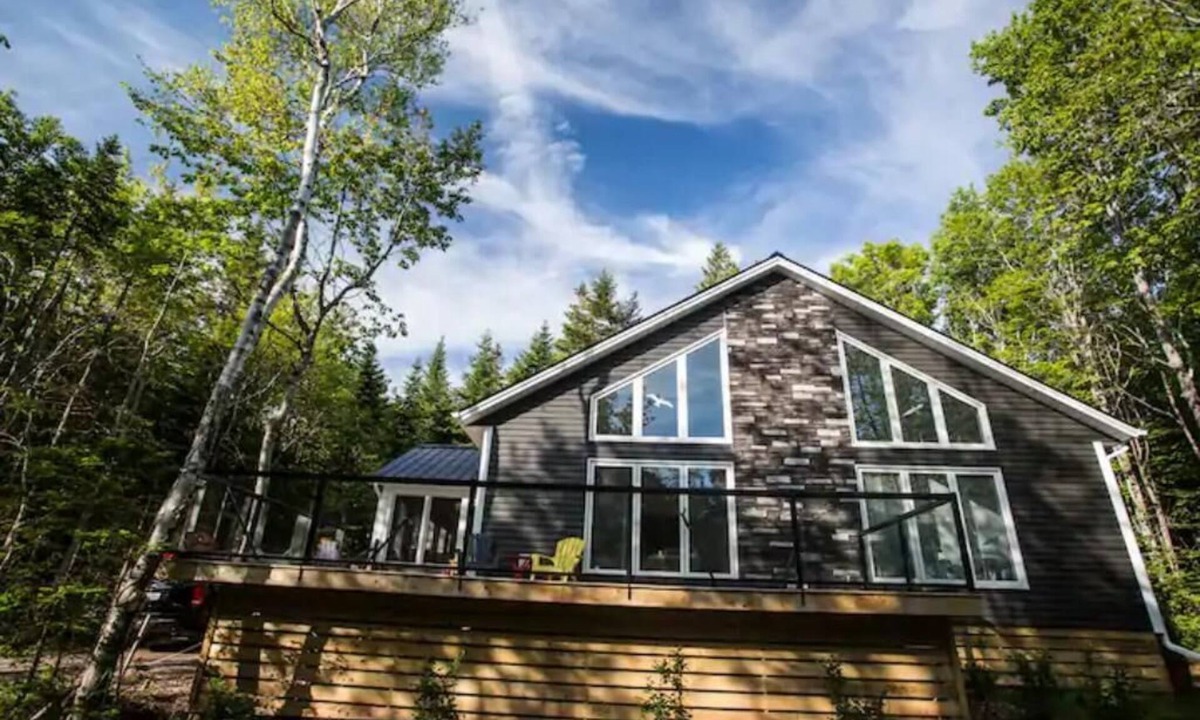 Park Corner Cottage | 4 bdrm executive cottage with private beach access