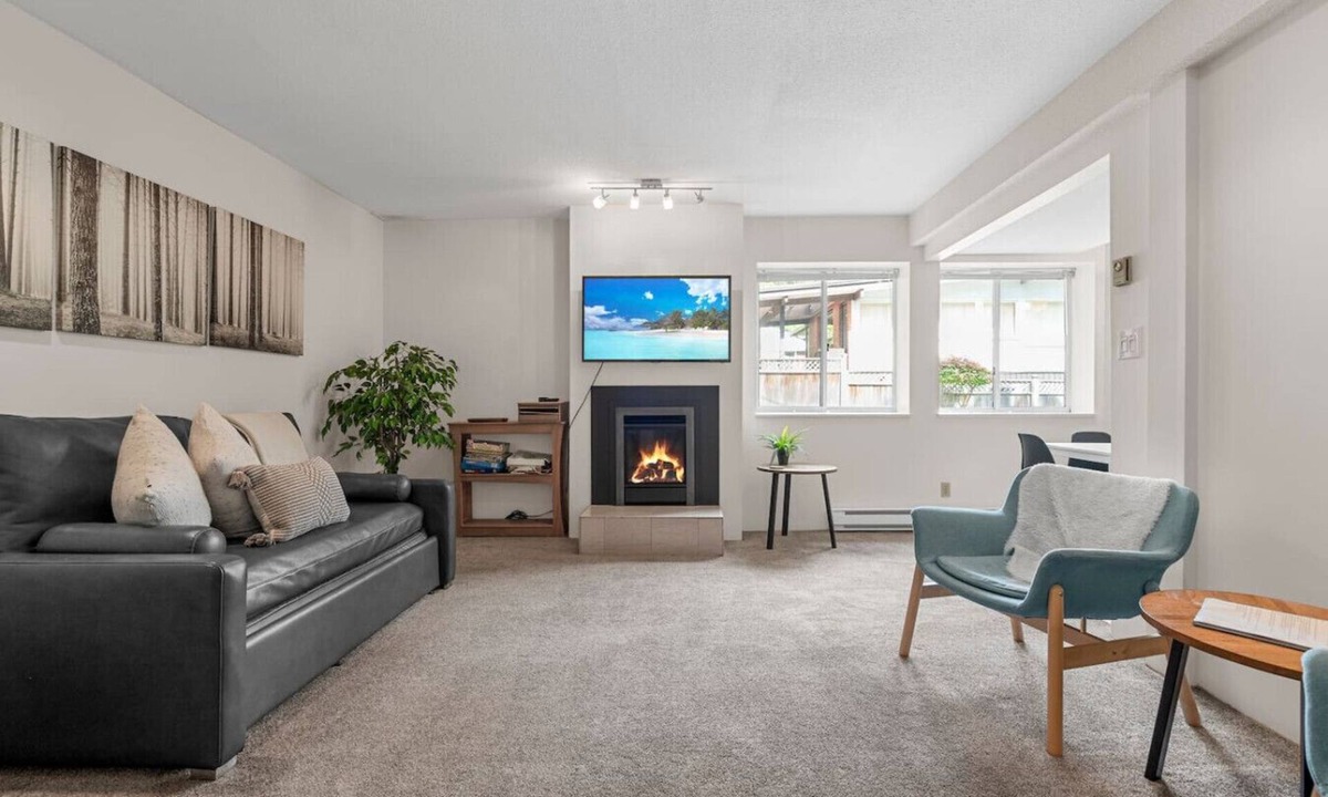 Lynn Valley Apartment | 4 Bed Charming & Cozy Lynn Valley Suite