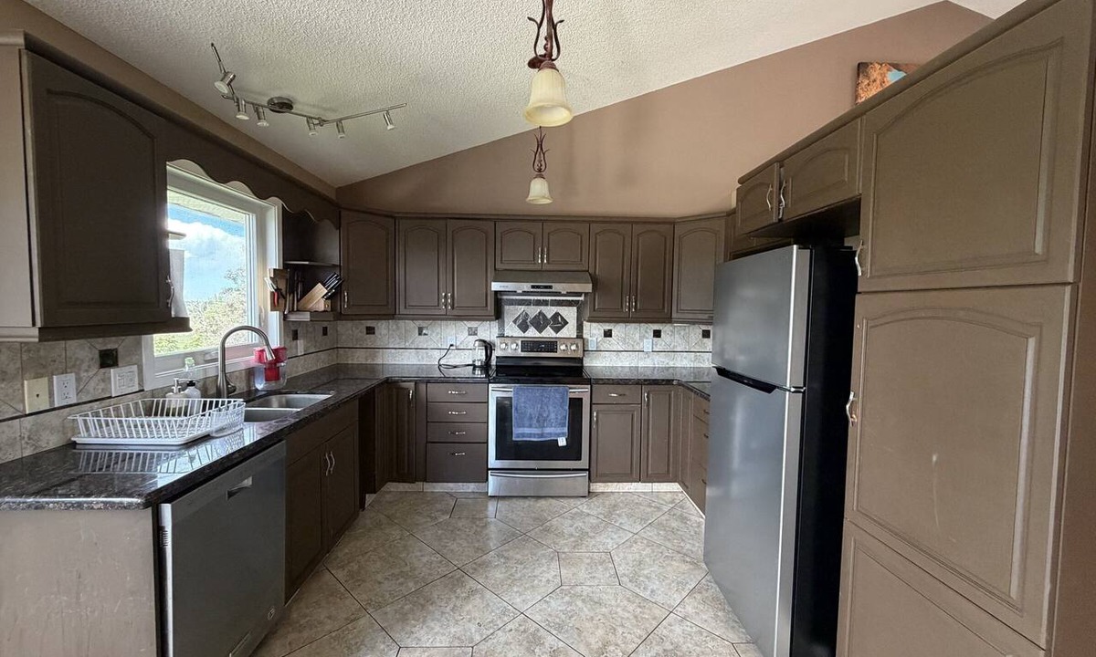 Northwest Calgary House | 4BR Calgary Home | Ping Pong + Parking