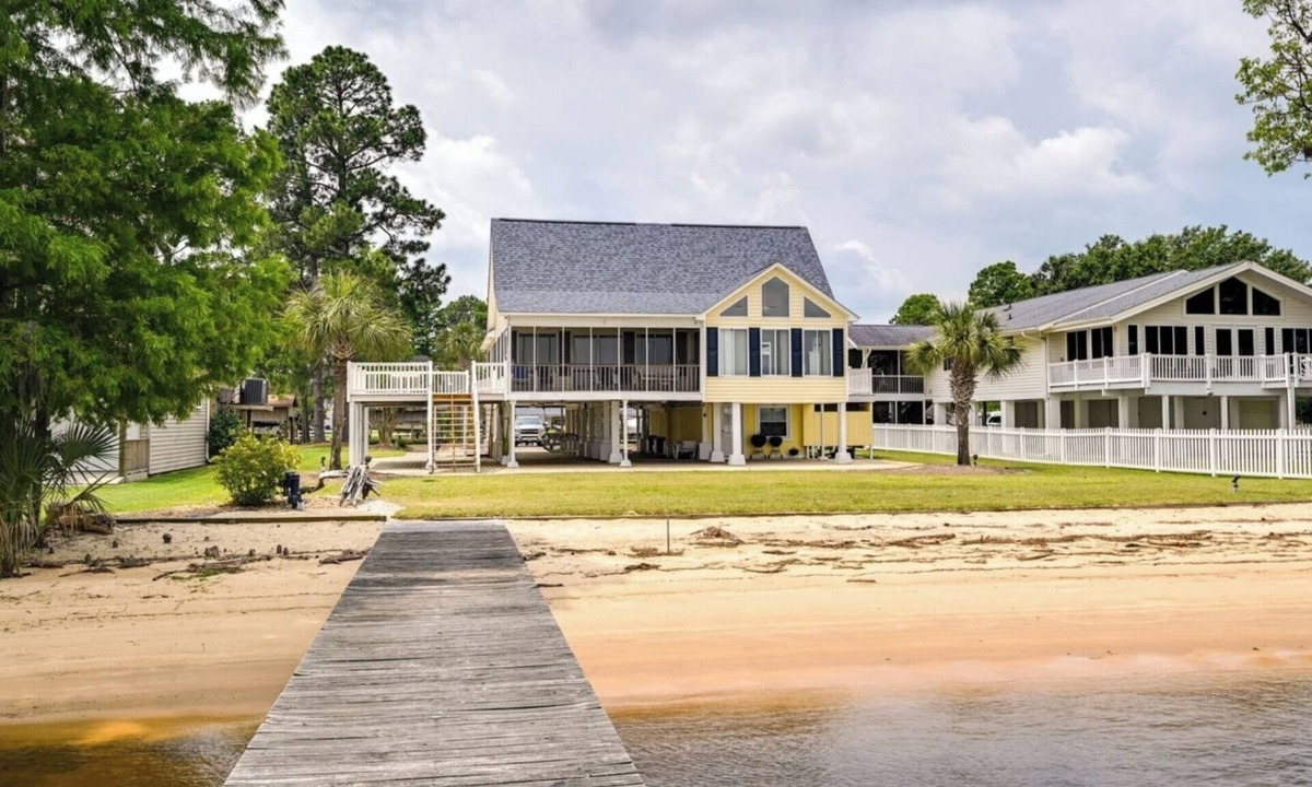 Chocowinity House | 4BR Riverfront House w/Private Boat Dock