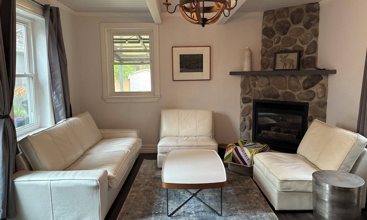 Temiskaming Shores House | 5 Bed Downtown Gem,Modern Comfort,Fireplace,Huge Backyard,Step to Lake broadwalk
