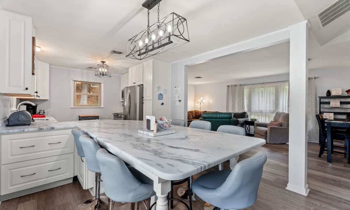 High Point House | 5 Min to High Point Market | Sleeps 8 | Near HPU