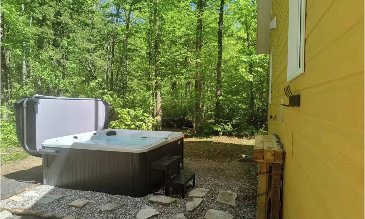 Saint-Raymond Ski Chalet | 5 minutes from the Bras du Nord Valley/Chalet with riverfront spa