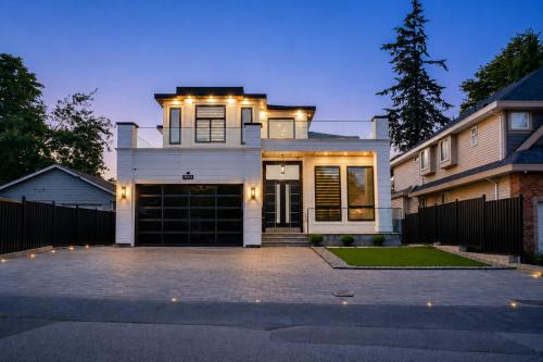 Surrey House | 6BR Entire Home Sleeps 14 Private Parking Pet-Friendly Near Vancouver