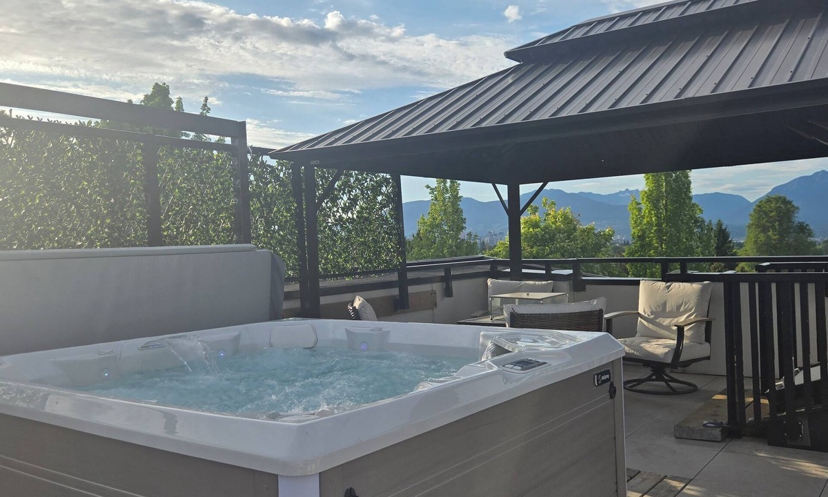 Knight House | 7KM-15Min from D/T Private 1000SF Top Floor Suite The Birdsnest Welcomes U