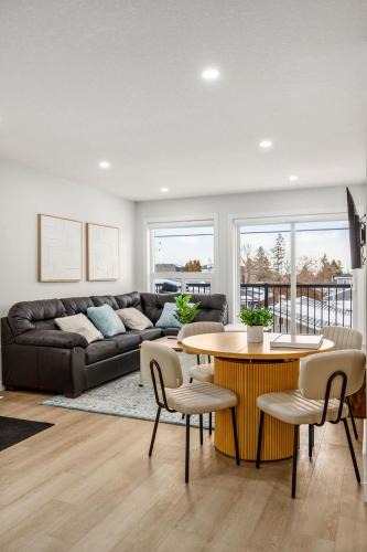 Radisson Heights - Albert Park House | 95 min Banff Local Coffee Walk to Restaurants