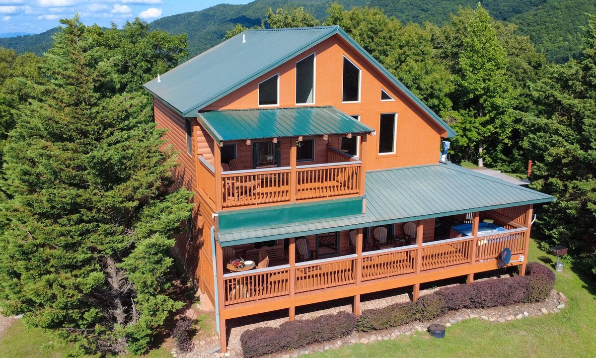 Smoky Mountains Cabin | Above Awe - 2BR/2.5BA Awesome View of Wears Valley