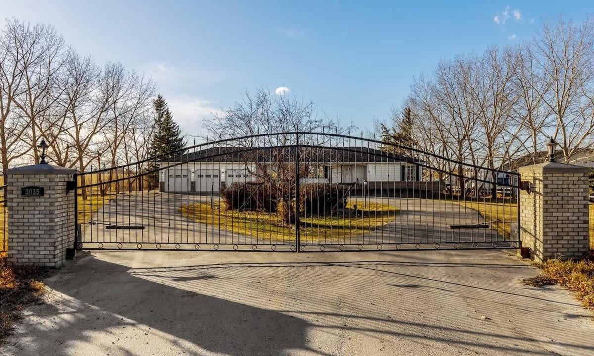 Calgary House | Acreage | 3 King Beds + Ensuites | Fireplace | AC