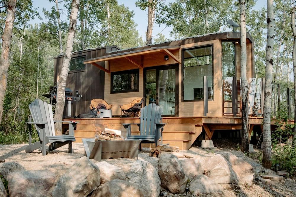 Central Alberta Cabin | Alberta Glamping Tiny House with Sauna for Romantic Weekend Getaways Away from the City