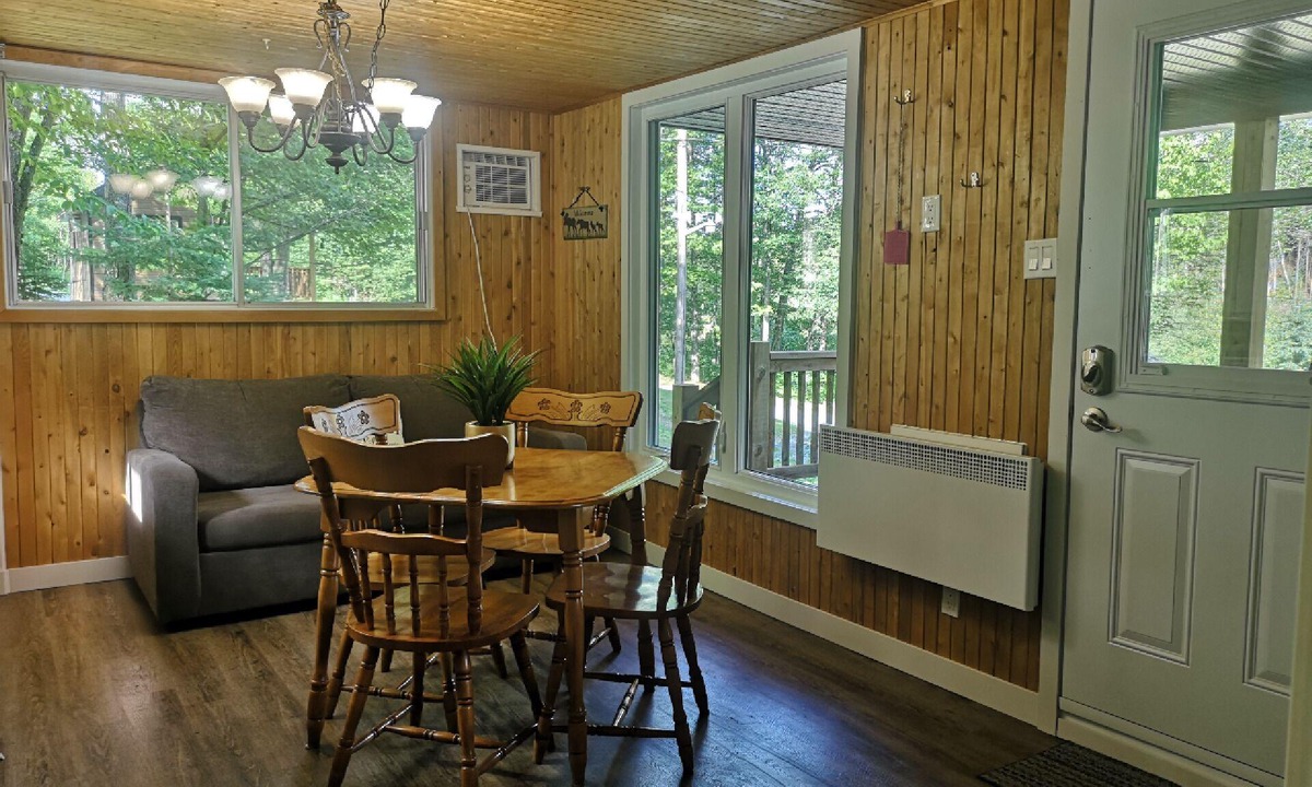Sainte-Marguerite Ski Chalet | Alfred's Shack: Cozy chalet for 4, with BBQ, A/C, WiFi, and pet-friendly.