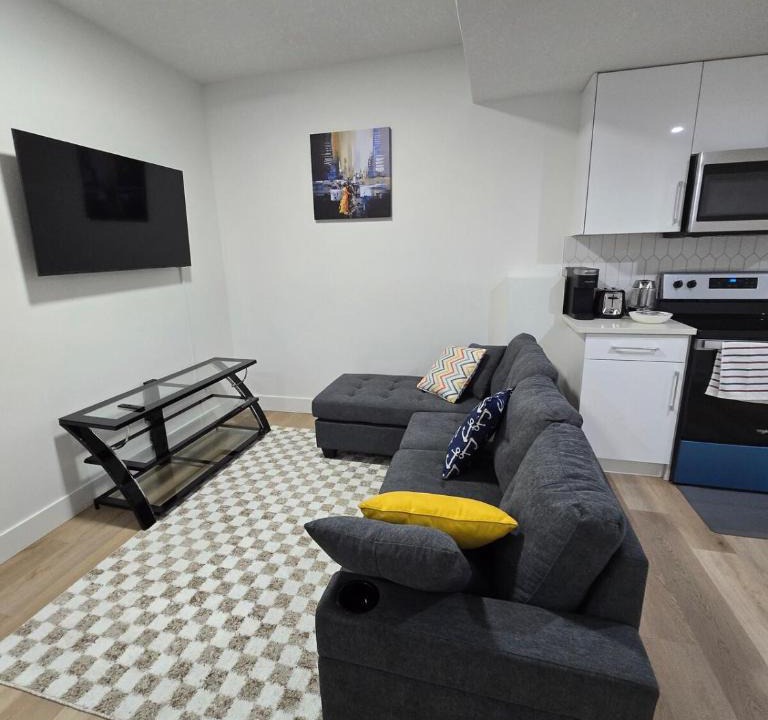 Northeast Edmonton Apartment | Amazing 2-bedroom house with WiFi in Edmonton