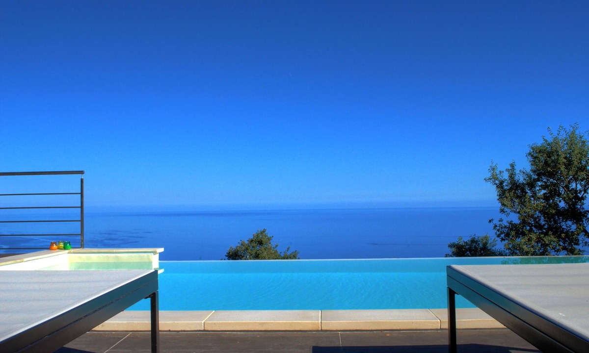 Sant'Ambrogio Villa | an exclusive terrace suspended between the sea and the forest