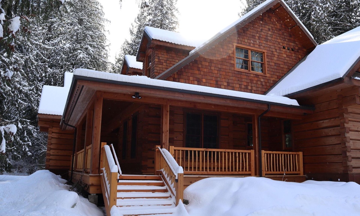 Pemberton Ski Chalet | Ancient Cedars Lodge - Luxury log cabin accommodating up to 10 guests