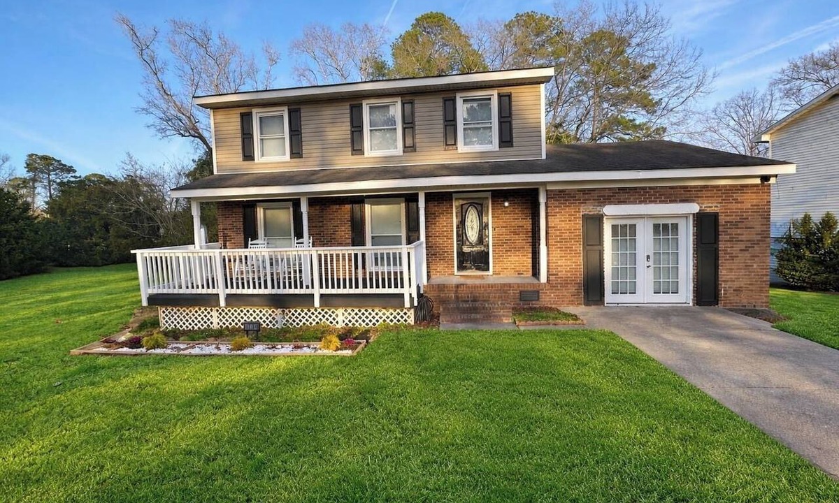 Jacksonville House | Ann’s Abode | Sleeps 8 w/Garage Lounge