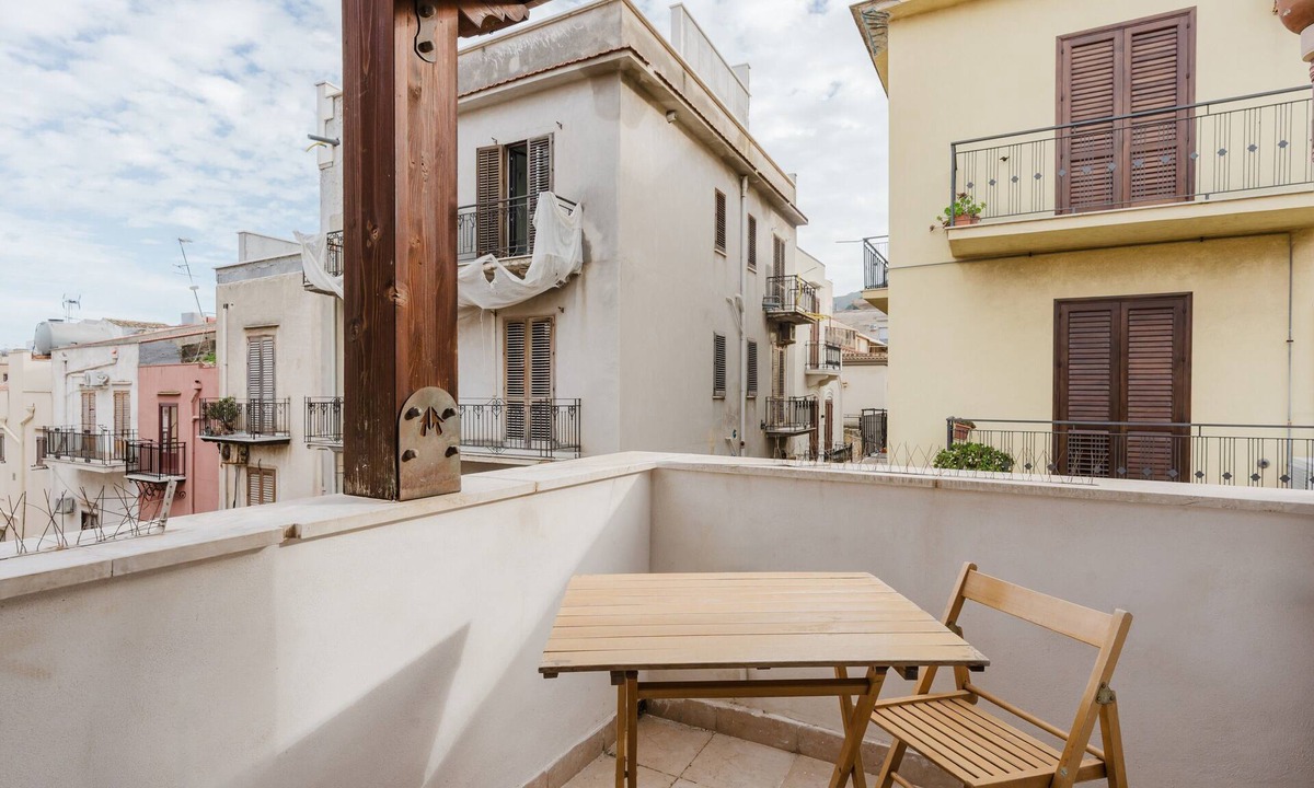 Castellammare del Golfo Apartment | Apartment 'La Luna' with Private Terrace, Balcony and Air Conditioning
