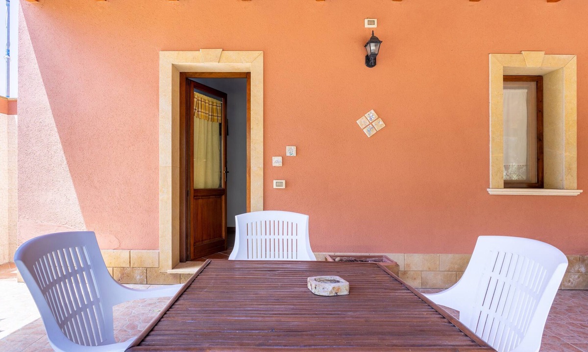 Menfi Apartment | Apartment 'Alfa' with Shared Terrace, Wi-Fi and Air Conditioning