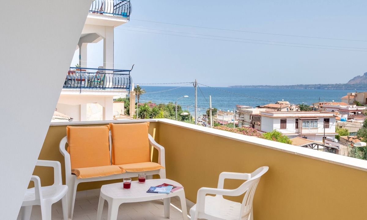 Trappeto Apartment | Apartment 'Casa Viola' close to the Sea with Wi-Fi