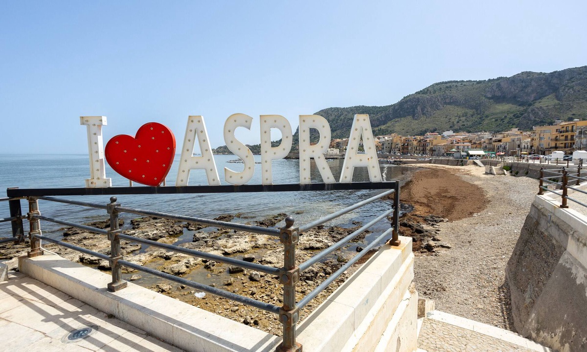 Aspra Apartment | Apartment 'Conchiglia Bianca' with Private Terrace, Wi-Fi and Air Conditioning