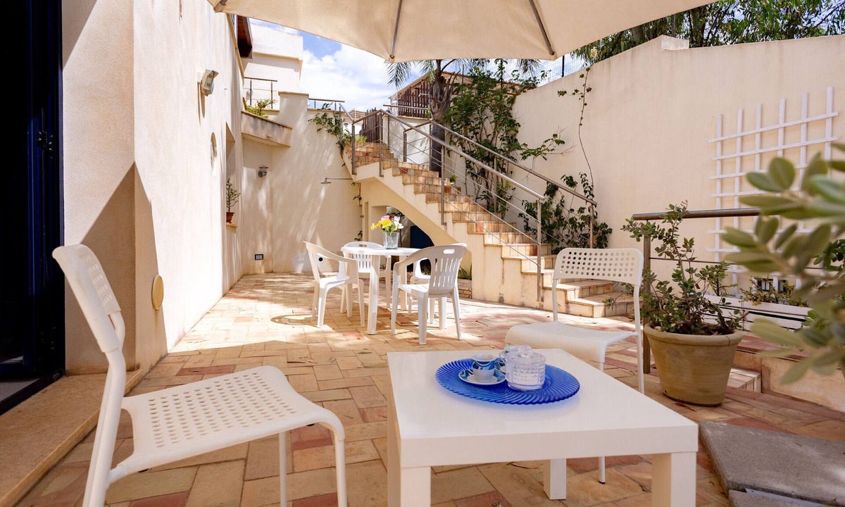Porto Palo Apartment | Apartment 'Egeria Con Vista Mare Laterale' with Sea View, Wi-Fi and Air Conditioning