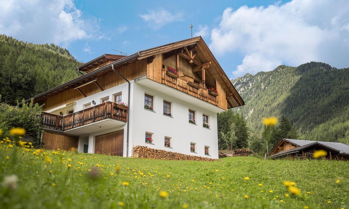 Valle Aurina Apartment | Apartment "Kuglerhof 1" with Mountain View, Wi-Fi, Balcony, Terrace & Garden; Pet Friendly
