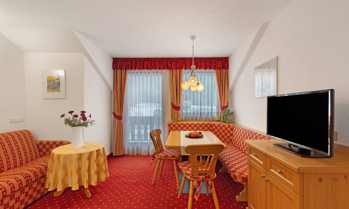 Sand in Taufers Apartment | Apartment 'Loderhof Blumenwiese' with Mountain View, Shared Garden & Wi-Fi