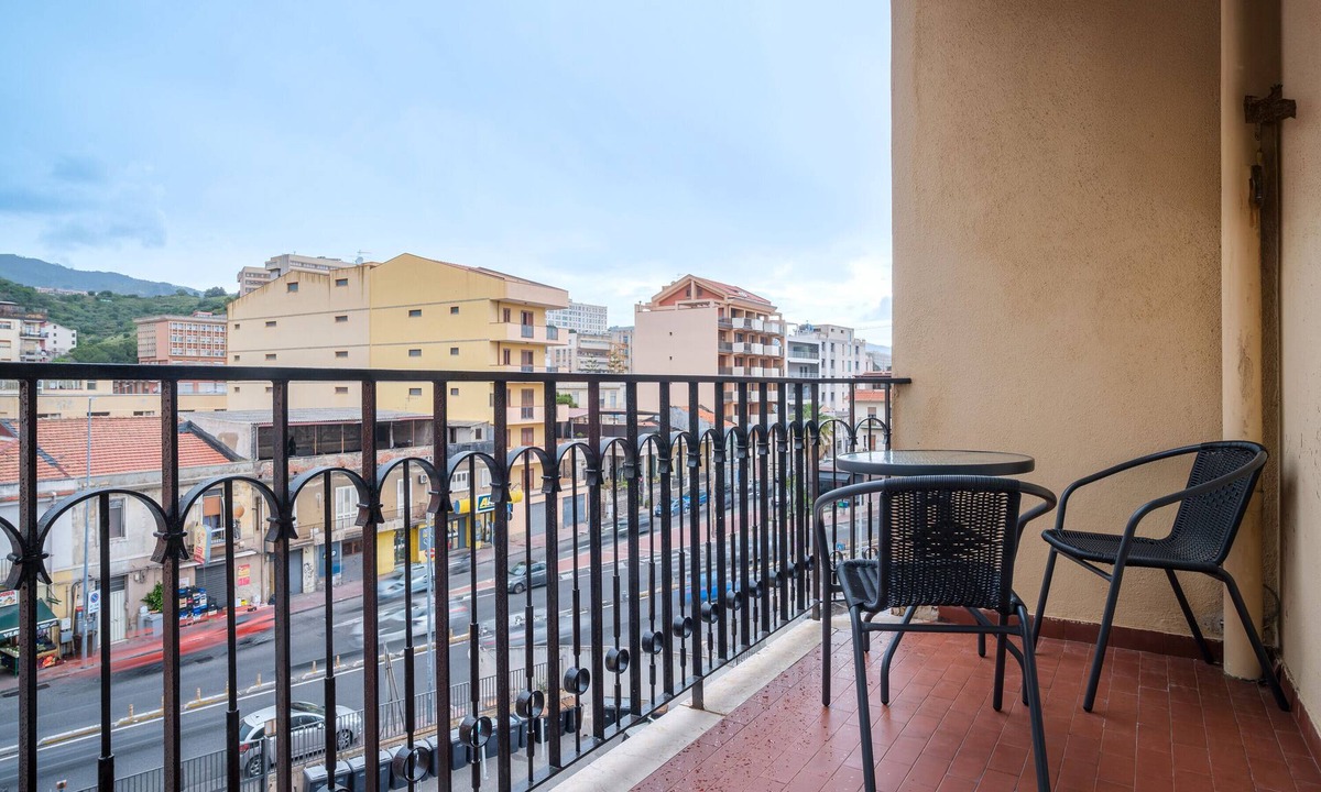 Gazzi Apartment | Apartment 'Messina' with Balcony, Wi-Fi and Air Conditioning