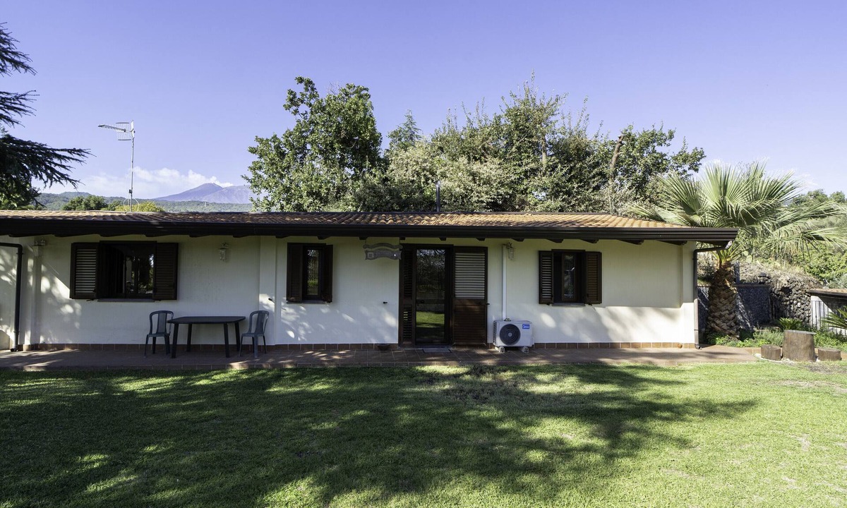 Piedimonte Etneo Apartment | Apartment "Villa Romeo with tree house" with Mountain View