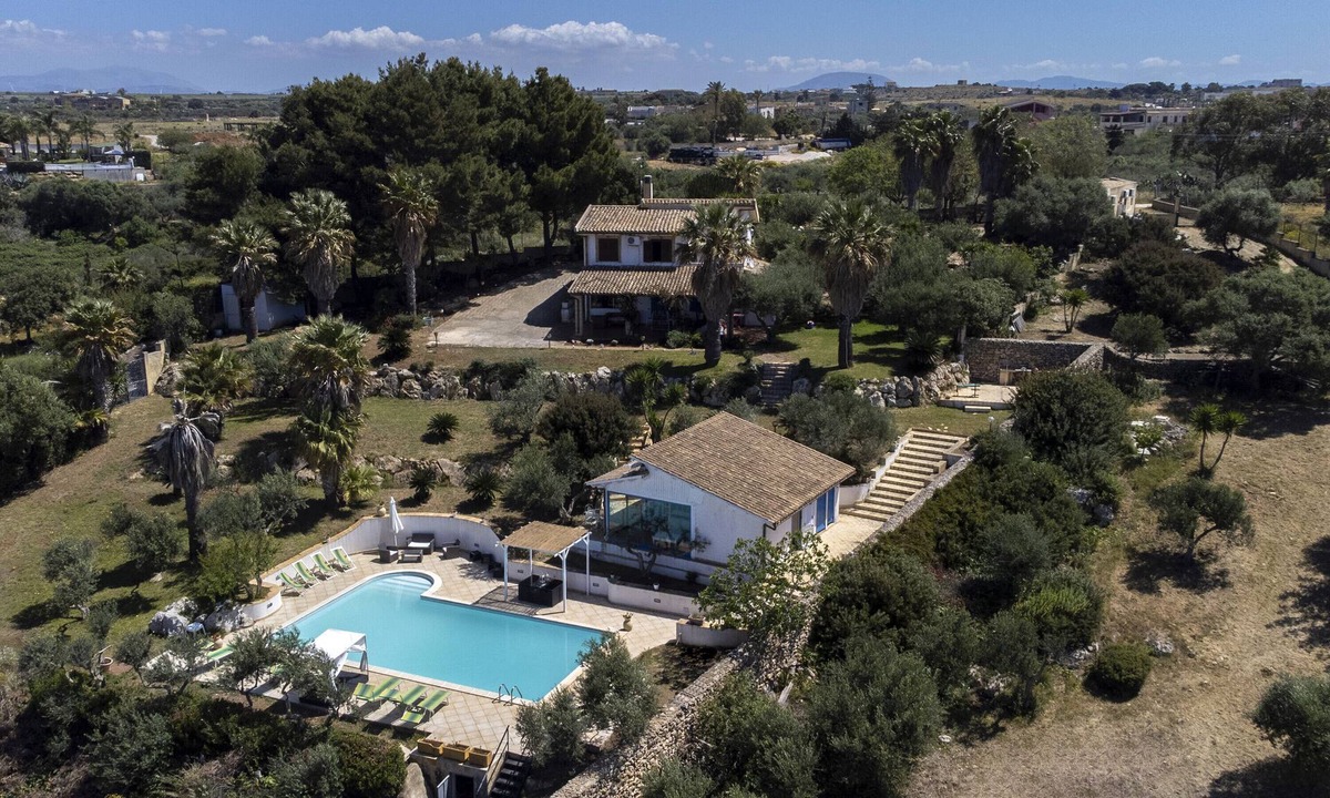 Marsala Apartment | Apartment "Villa Lucia" with Sea View, Shared Pool, Wi-Fi, A/C & Terrace