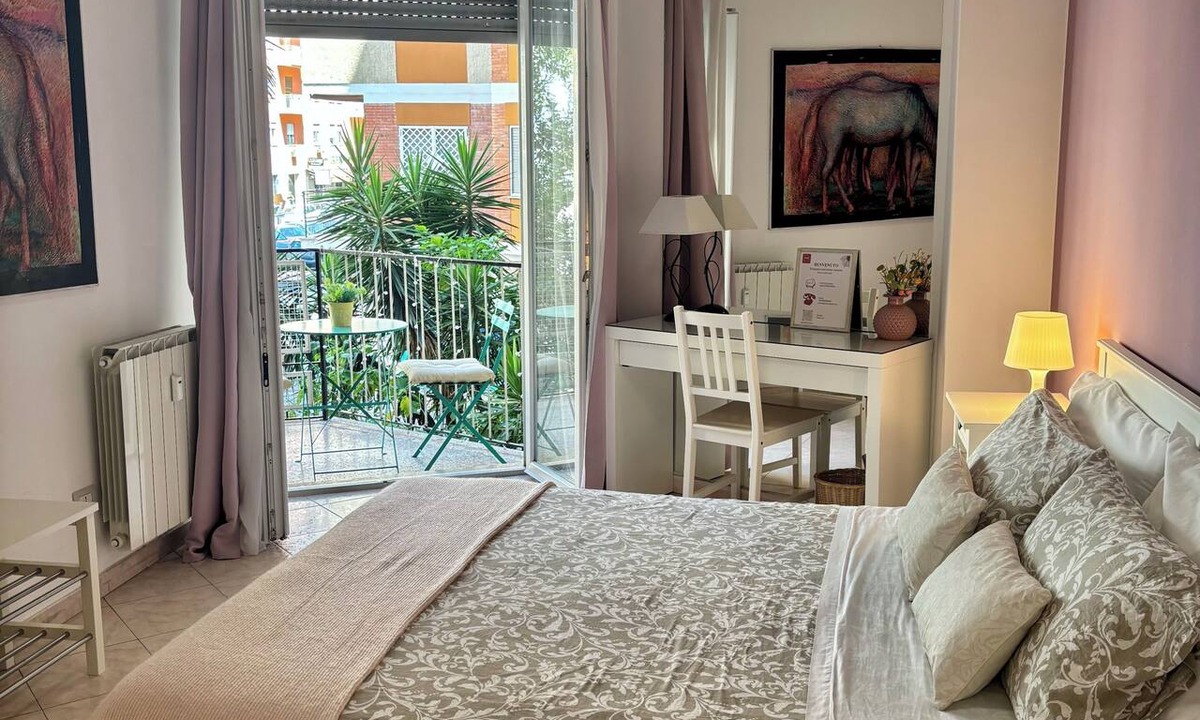 Ostiense House | Apartment with a Balcony - Metro Line B, San Paolo Station - (8' and you're at the Colosseum)
