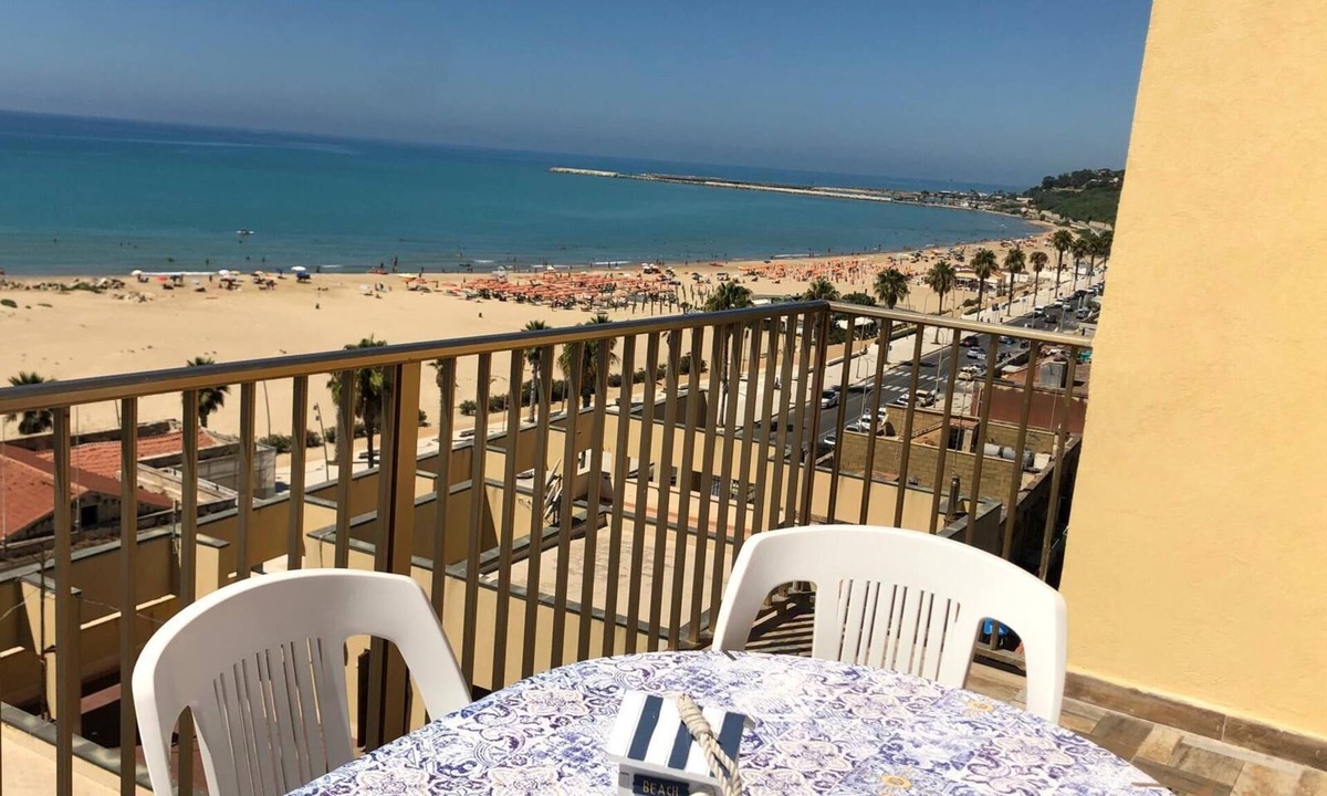 Gela Apartment | Apartment with TERRACE ON THE SEAwith breathtaking views. 50 meters from the beach